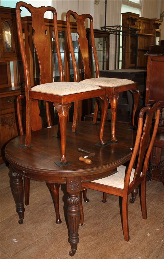 Extending mahogany  dining table & 4 chairs